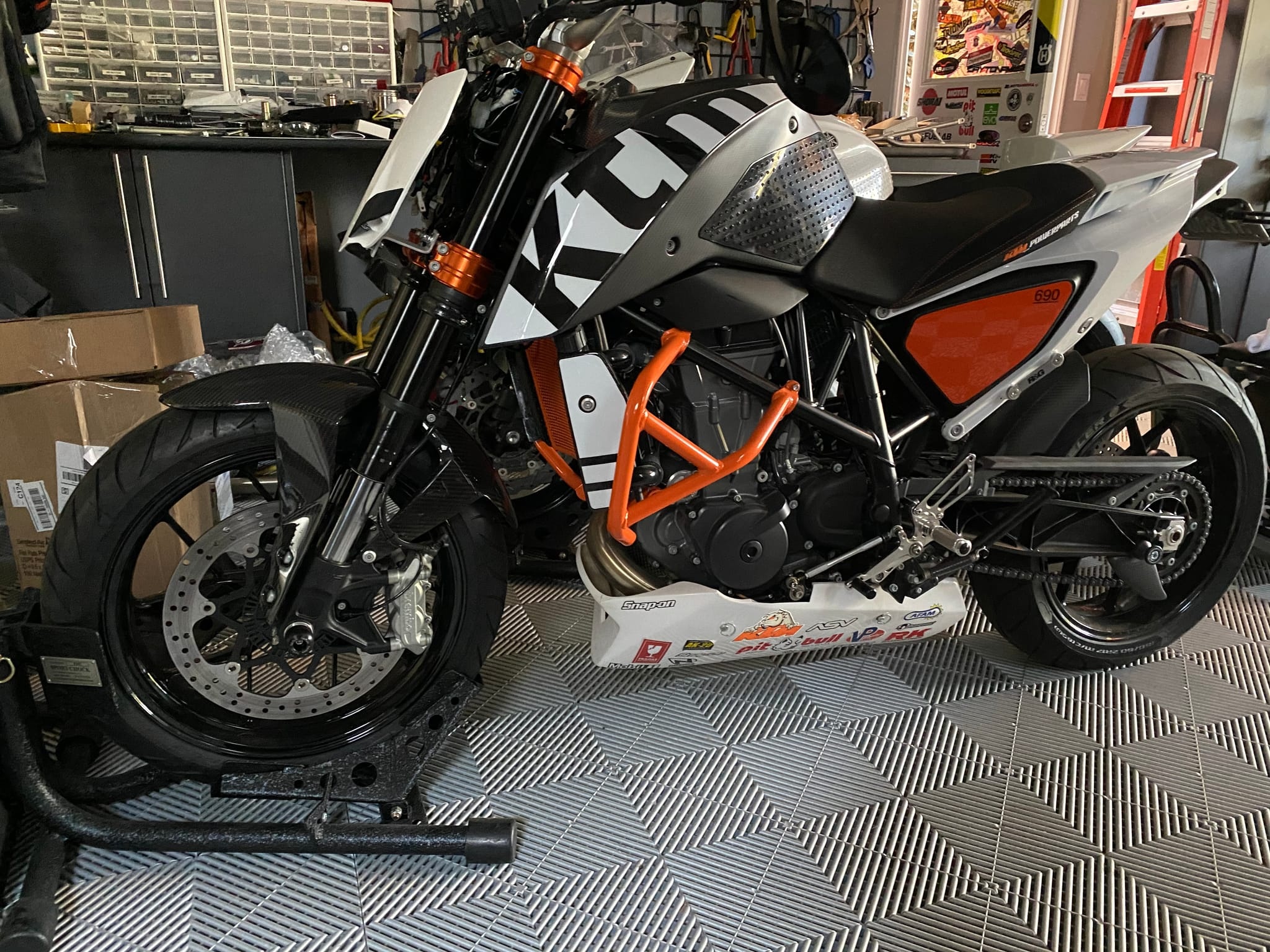 KTM Duke 690 Flat Tracker photo 7