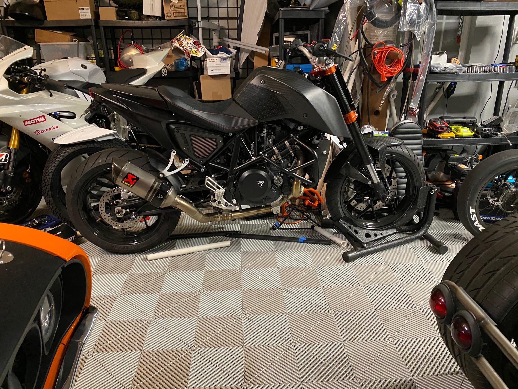 KTM Duke 690 Flat Tracker photo 6