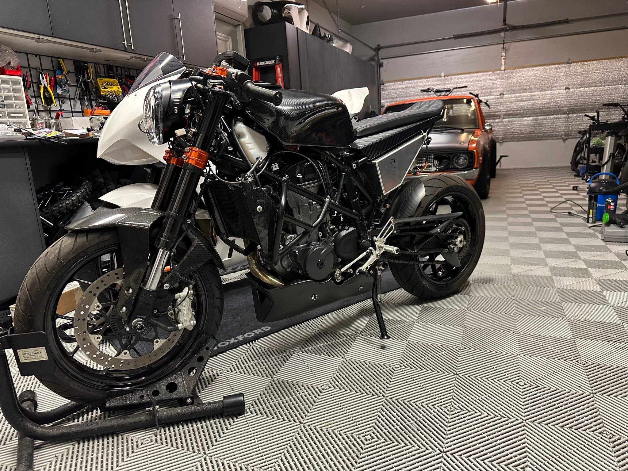 KTM Duke 690 Flat Tracker photo 2