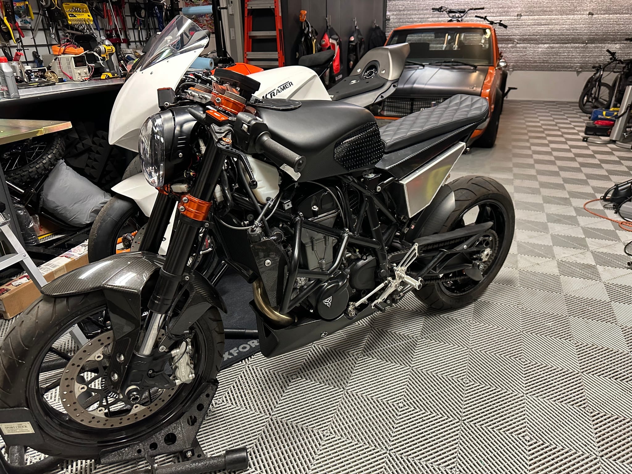 KTM Duke 690 Flat Tracker photo 3