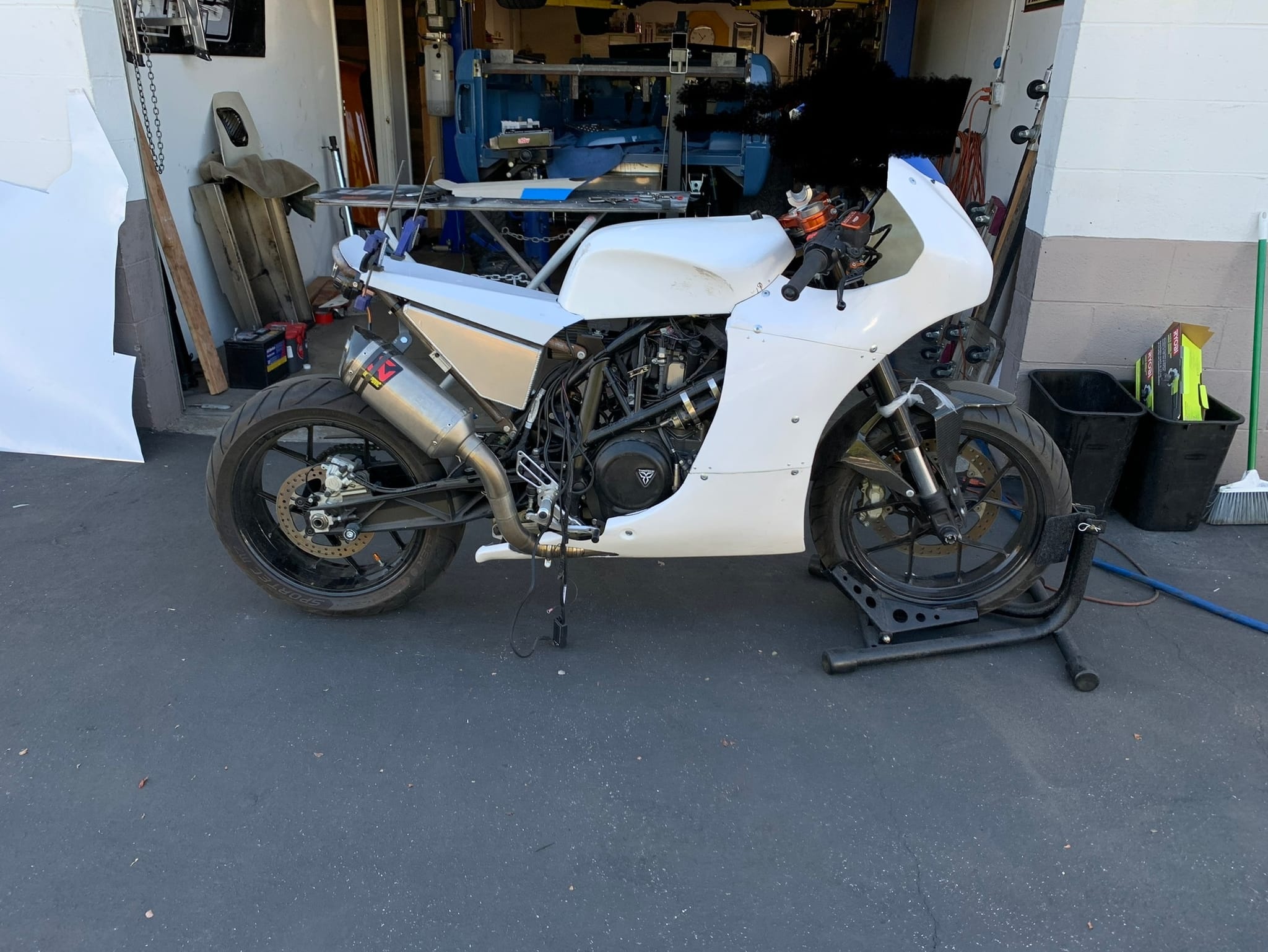 KTM Duke 690 Flat Tracker photo 4